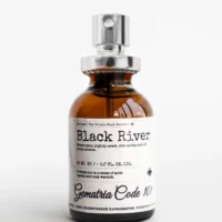 Открытый флакон аромата Black River от Gematria — нишевый парфюм с нотами древесины, специй и мягкой фруктовой сладости
