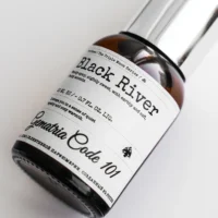 Парфюм Black River в художественной съёмке — селективный аромат с пряными акцентами, уютной базой и тёплым раскрытием