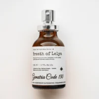 Открытый флакон Breath of Lelya от Gematria с серебристым распылителем — селективный аромат, созданный в России
