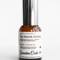 Парфюм The Secret Spring от Gematria — цветочно-древесный аромат 20 мл с лёгкой элегантностью и сияющей свежестью