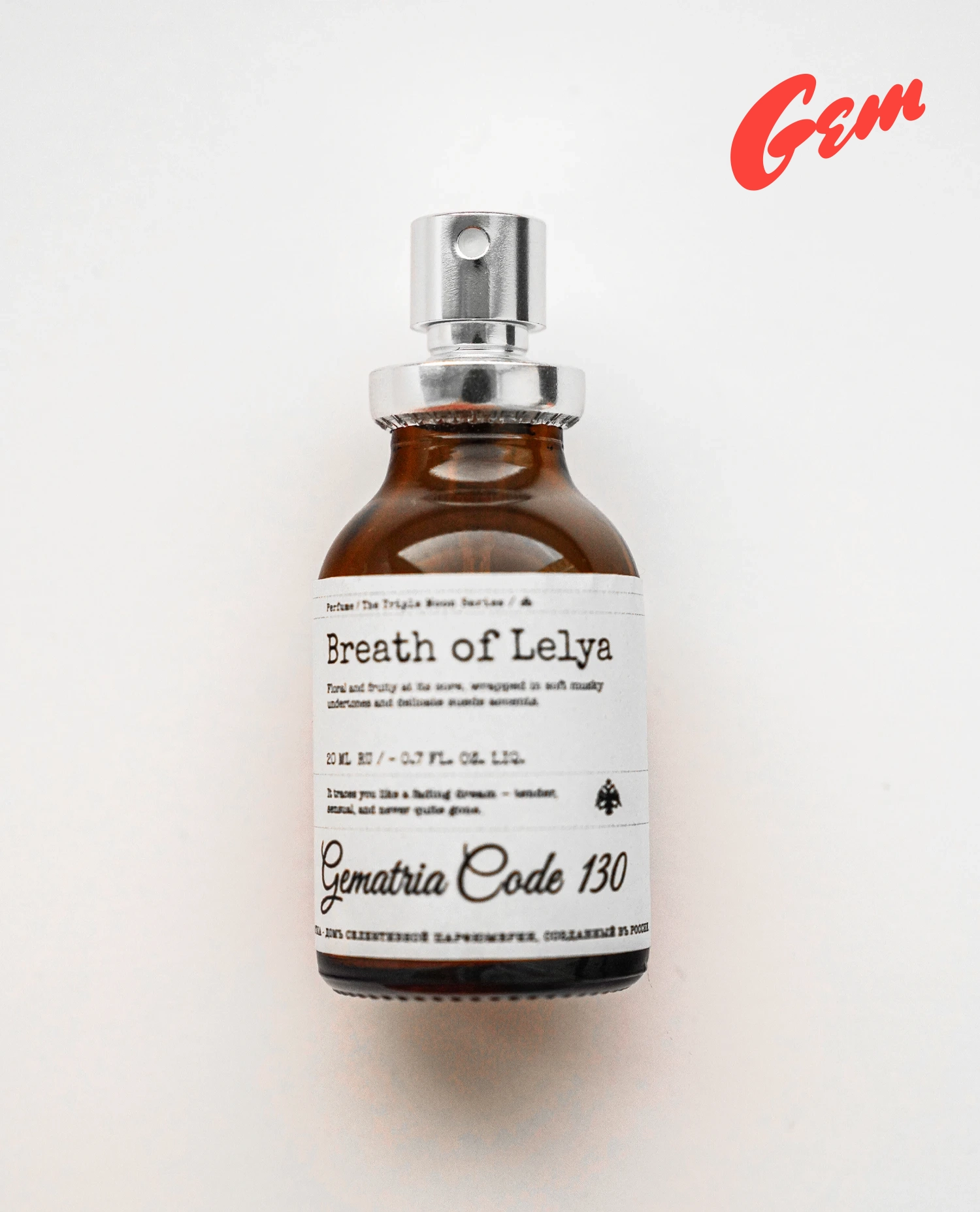 Breath of Lelya — парфюм с распылителем, снятый в студийном свете.