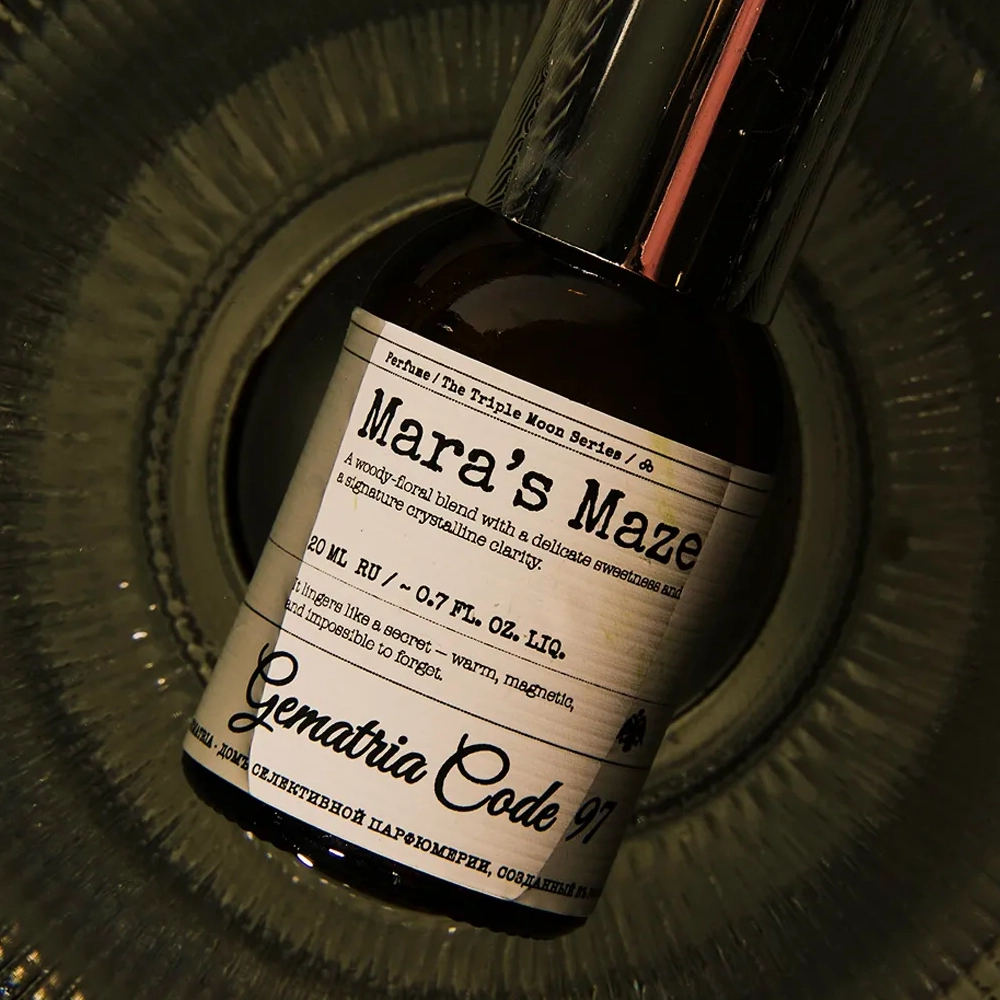 Maras-Maze-Selective-Niche-Perfume-top Флакон Mara’s Maze Gematria в художественной съёмке — пряно-древесный селективный аромат.