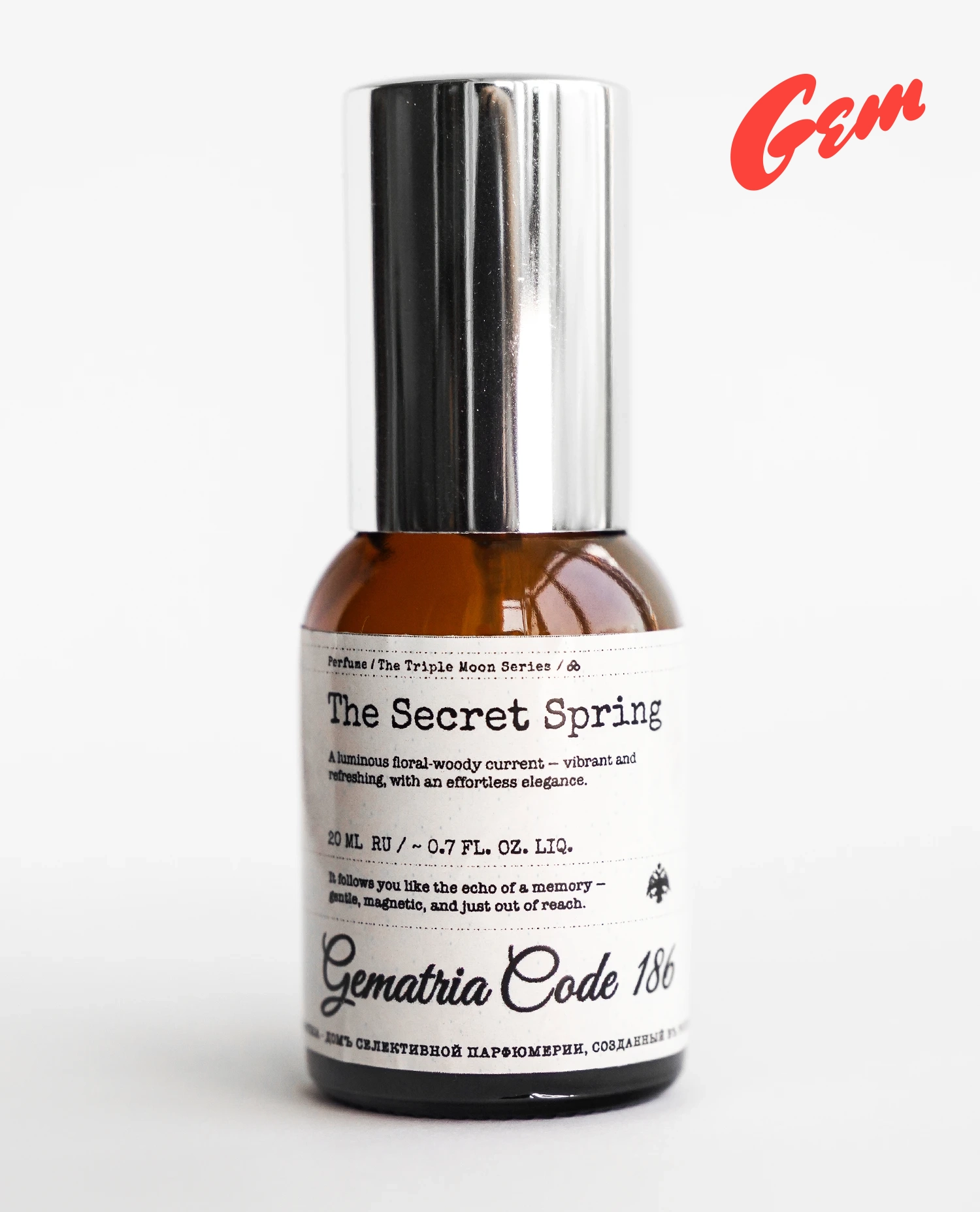 Флакон нишевого аромата The Secret Spring в минималистичном стиле с серебристым колпачком.