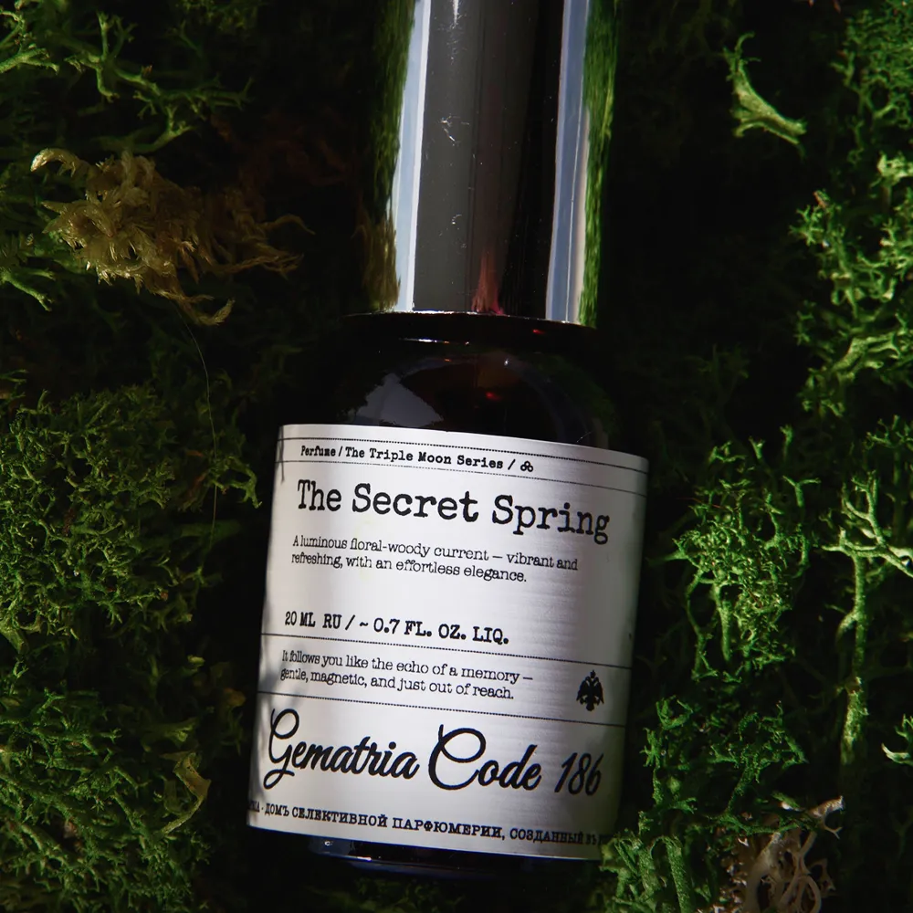 The-Secret-Spring-Selective-Niche-Perfume-top Верхняя часть флакона The Secret Spring, акцент на металлическом распылителе.