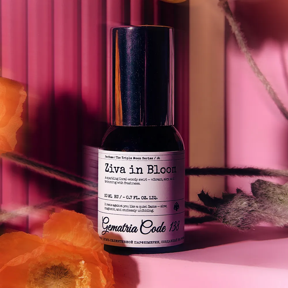 Ziva-in-Bloom-Selective-Niche-Perfume-top Аромат Ziva in Bloom Gematria — селективная цветочно-древесная парфюмерия, студийное фото с цветами.