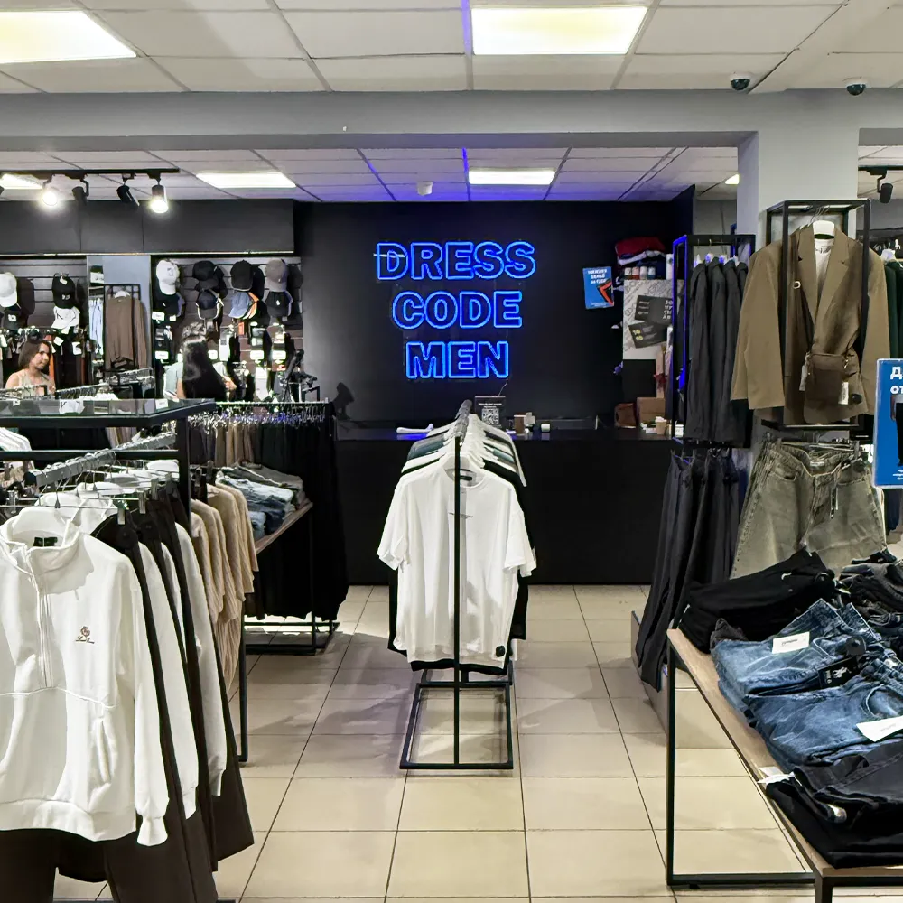 Интерьер магазина Dress Code Men в Ставрополе с неоновой вывеской