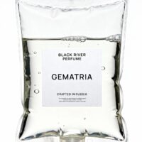 IV-пакет с прозрачной жидкостью, лейбл BLACK RIVER PERFUME Gematria, чистый белый фон, современный парфюм