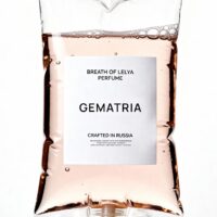 IV-пакет с прозрачной розовой жидкостью, лейбл BREATH OF LELYA PERFUME Gematria, минималистичная продуктовая съёмка