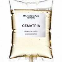 IV-пакет с золотистой жидкостью, лейбл MARA’S MAZE PERFUME Gematria, студийная съёмка в минималистичном стиле