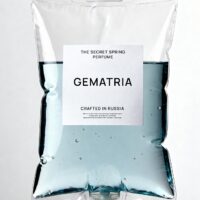 IV-пакет с голубой жидкостью, лейбл THE SECRET SPRING PERFUME Gematria, минималистичный рекламный продуктовый кадр