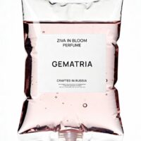 IV-пакет с нежно-розовой жидкостью, лейбл ZIVA IN BLOOM PERFUME Gematria, белый фон, стерильный клинический образ