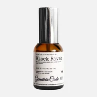 Нишевые духи Black River от Gematria — древесно-пряный аромат с мягкими сладкими и землистыми акцентами.
