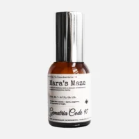 Нишевые дузхи Mara’s Maze — древесно-флоральный аромат с прозрачным звучанием и тёплой амброй.