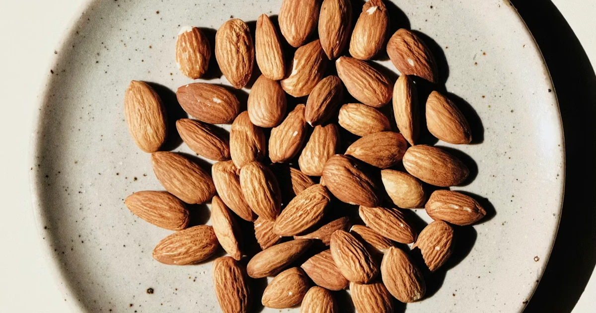 Миндаль. Нота в парфюмерии с мягким ореховым профилем. Запах Миндаля добавляет теплоту, сладость и гурманский акцент, усиливая глубину композиции.