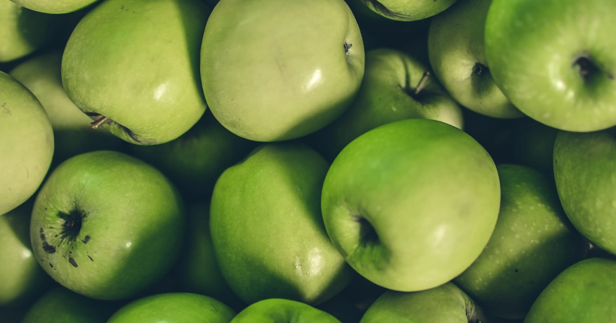 В композициях Яблоко. Парфюм и аромат яблок. Ноты яблока задают свежий хрустящий старт, добавляя аромату чистоту, яркость и лёгкую кислинку.