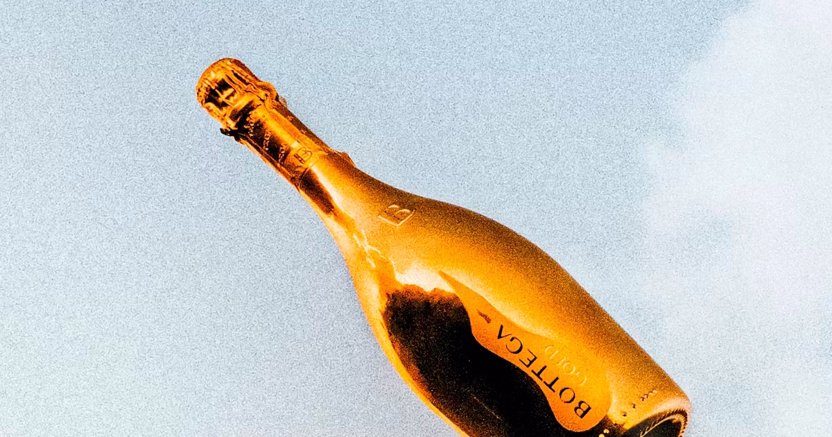 Ароматы и духи. Шампанское: ноты в парфюмерии передают ощущение светлого шипения и искристой свежести. Запах шампанского проявляется в виде хрустящей цитрусовости, лёгкой винной кислинки и минерального холода.