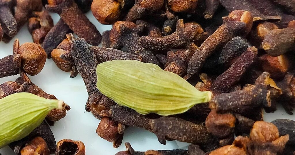 Нота: Гвоздика. Запах Гвоздики. Аромат в парфюмерии раскрывается как спокойная тёплая пряность с лёгкой древесной плотностью. Нота даёт ровный сухой акцент, который усиливает глубину композиции без выраженной остроты.