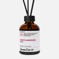 Ароматический диффузор для дома: Шампанское, Персик, Малина, Мускус, Роза, Грейпфрут раскрывается свежо и выразительно. Аромат подчёркивает интерьер, создаёт лёгкое праздничное настроение и подходит для ежедневного использования в любых помещениях.