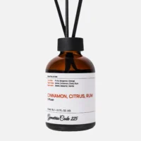 Ароматический диффузор для дома: Корица, Ром, Цитрусовые, Гвоздика, Ваниль создаёт тёплую и сбалансированную атмосферу. Аромат раскрывается мягко, сочетая свежесть и густые пряные ноты, наполняя пространство комфортом и спокойствием.