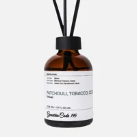 Диффузор для дома с нотами Табак, Пачули, Кедр, Амбра и Сандал наполняет пространство глубоким и тёплым ароматом. Пряные ноты Табак и Пачули создают насыщенную и стойкую основу, которая плавно раскрывается древесными акцентами Кедра и Сандала.