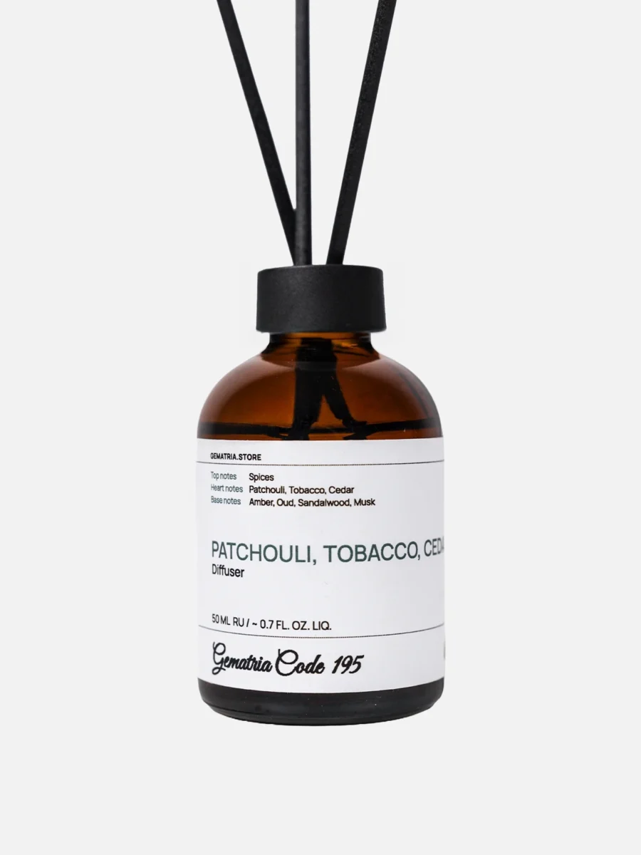 Диффузор для дома с нотами Табак, Пачули, Кедр, Амбра и Сандал наполняет пространство глубоким и тёплым ароматом. Пряные ноты Табак и Пачули создают насыщенную и стойкую основу, которая плавно раскрывается древесными акцентами Кедра и Сандала.
