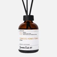 Создайте уют в вашем доме с ароматом, сочетающим Бобы Тонка, Мед, Ваниль, Табак, Амбра, Мускус. Идеален для создания расслабляющей атмосферы с естественным и стойким ароматом.