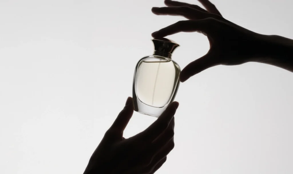 Парфюмерная вода / Eau de Parfum и духи (Parfum): чем отличается EDP от Parfum, как устроены концентрации, особенности звучания и почему форматы часто путают. Полное объяснение с примерами и нюансами.
