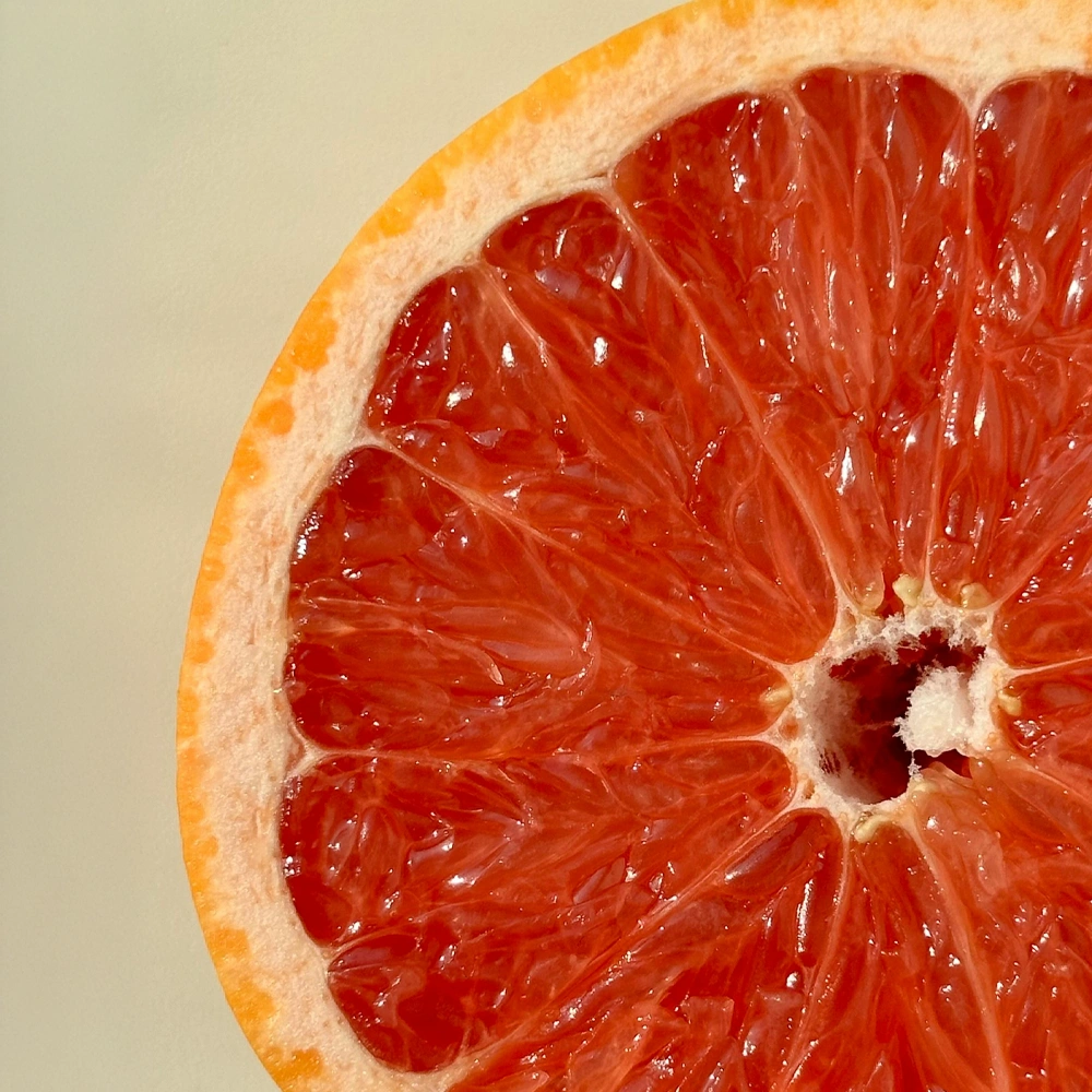 Грейпфрут. Ноты грейпфрута в парфюмерии задают чистый, звонкий и прохладный характер. Аромат грейпфрута добавляет лёгкую горчинку и минеральную сочность.