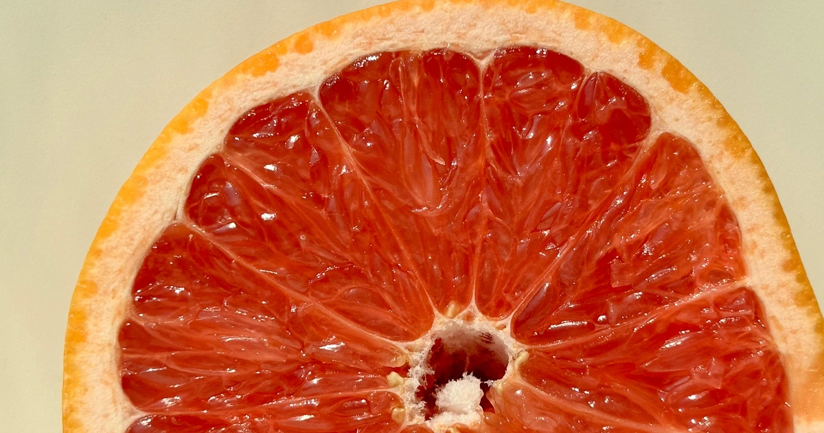 Разбираем Грейпфрут. Ноты грейпфрута в парфюмерии работают как структурирующий элемент. Аромат грейпфрута добавляет характерную терпкость и винную свежесть.