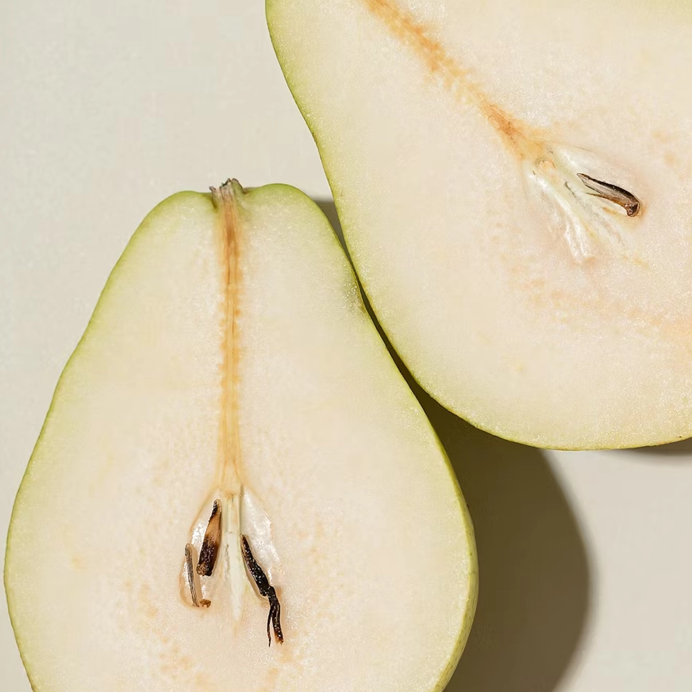 Груша. Аромат и запах груши. Нота в парфюмерии. Сочный фруктовый аккорд с мягкой сладостью и лёгкой свежестью, который открывает композицию ярким, живым звучанием и подчёркивает её природную чистоту.