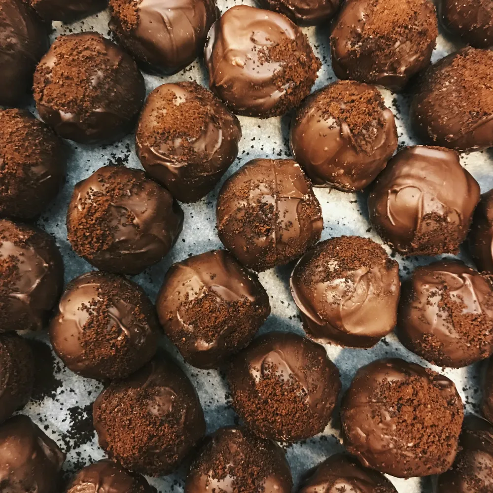 Аромат Пралине: густая сладость с ореховым акцентом Изображение отражает тёплое, густое звучание ноты: Пралине. Аромат раскрывается ореховой глубиной и сливочной сладостью, формируя плотный гурманский контур.