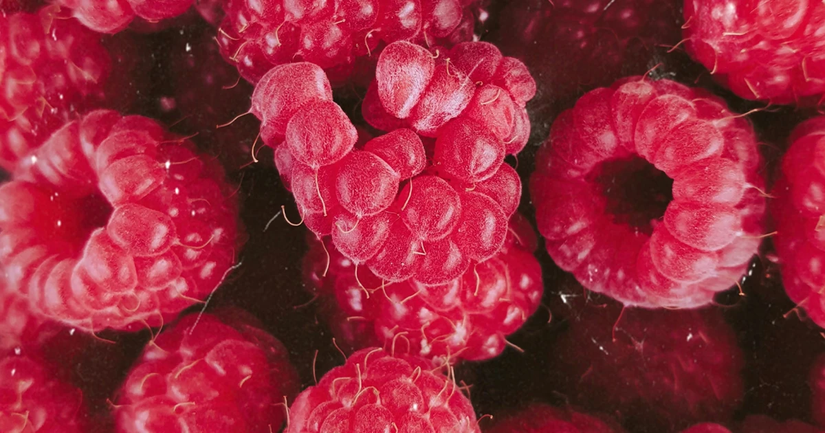 Когда в основе стоит Малина, характерный Аромат малины создаёт мягкую красно-ягодную свежесть, а Ноты малины придают изображению сочный и насыщенный акцент.