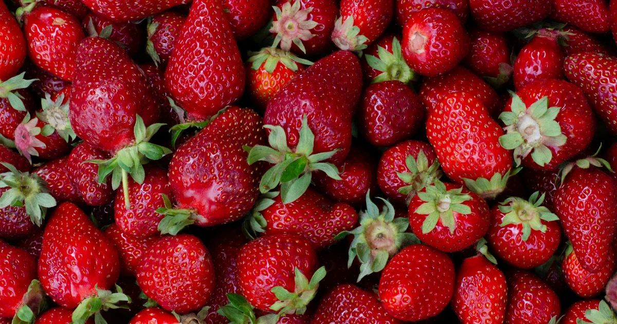 Когда в композиции присутствует Клубника, характерный Аромат клубники обеспечивает чистую фруктово-ягодную свежесть, а Ноты клубники создают мягкое, стабильное и прозрачное раскрытие без избыточной сладости.