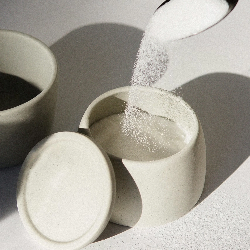 Аромат сахара делает композицию чистой и ровной. Сахар в парфюмерии усиливает лёгкость, создаёт мягкий сладкий контур и смягчает резкие переходы.