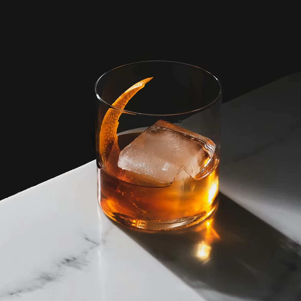 Запах Бренди: духи и парфюмерия. Ноты Бренди в ароматах создают густой, тёплый и древесно-фруктовый характер с мягкой ликёрной глубиной и ощущением выдержанного спирта.