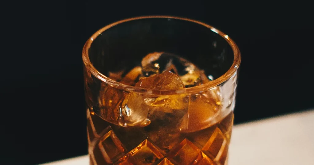 Запах Бренди: духи и парфюмерия. Ноты Бренди в ароматах формируют плотный древесно-бальзамический профиль с оттенками сухофруктов и дубовой ванильности, добавляя композиции силу и объём.