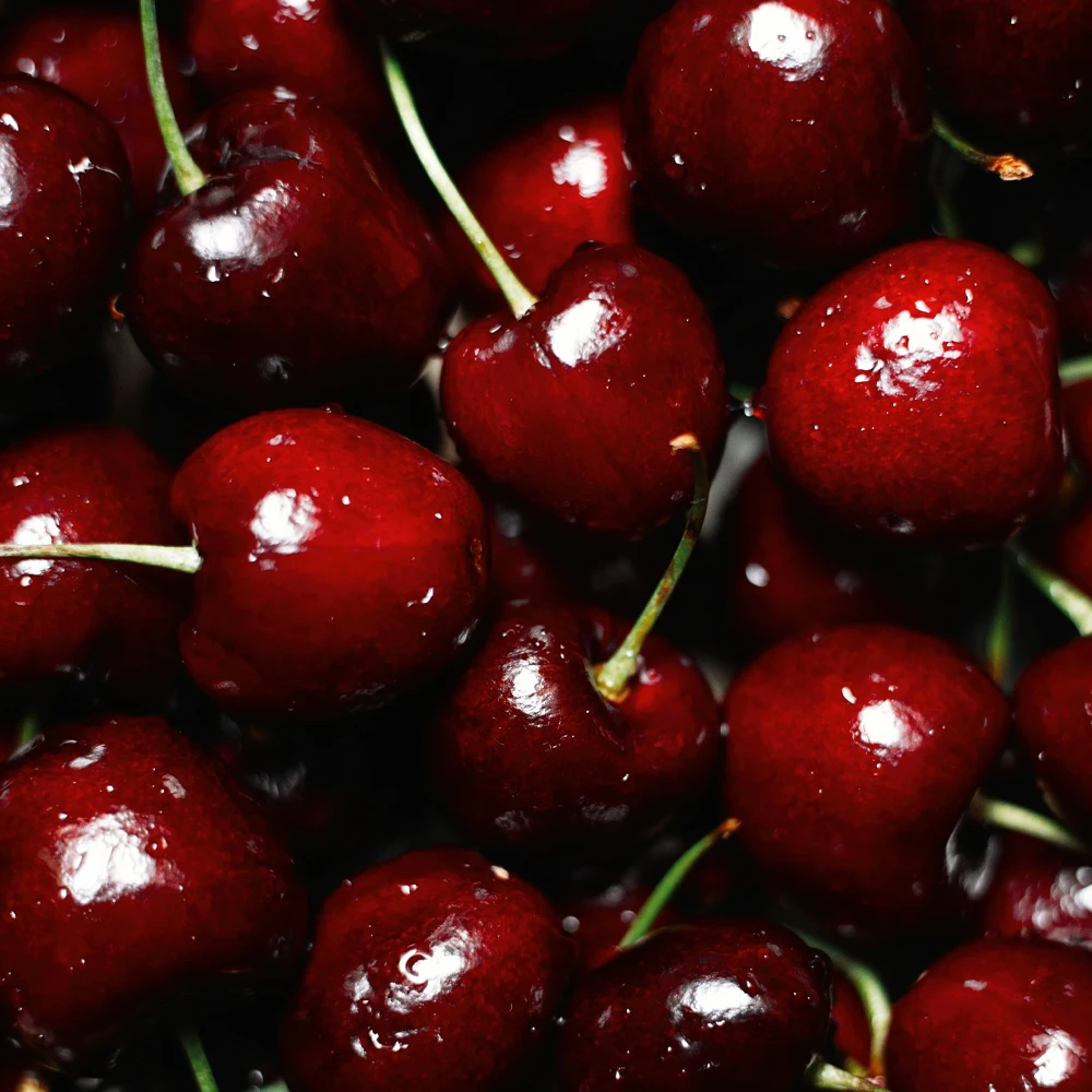 Вишня: ноты в парфюмерии. Как раскрывается запах вишни: аромат открывается насыщенной ягодно-фруктовой сладостью, затем становится глубже и проявляет характерный миндальный штрих.