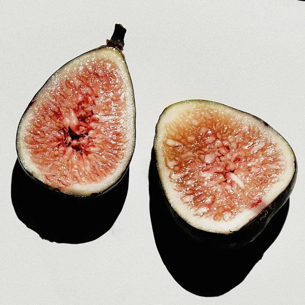 Инжир: ноты в парфюмерии. Запах инжира — это тёплый сливочно-зелёный профиль, где лактонная мягкость сочетается с листовой свежестью фикуса.