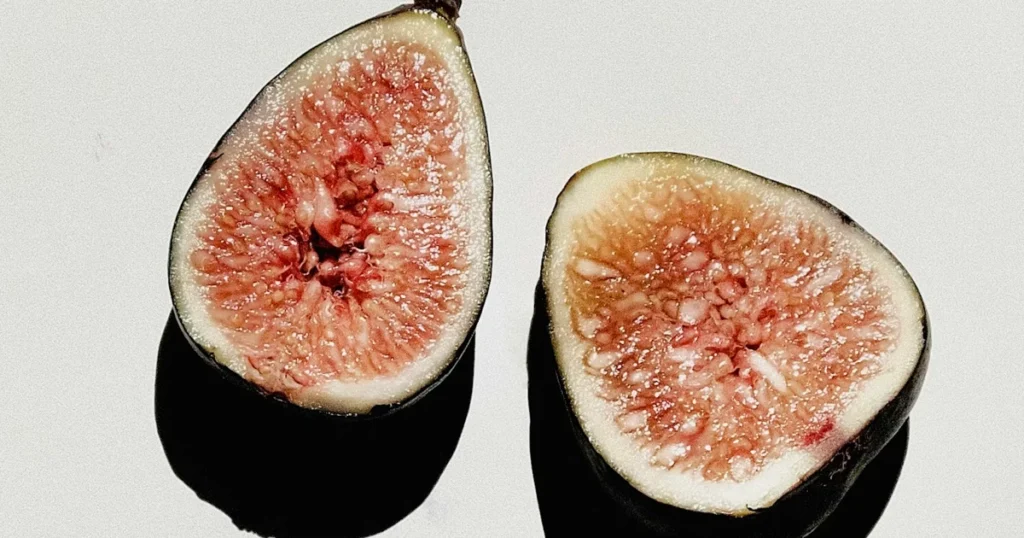 Инжир: ноты в парфюмерии. Запах инжира раскрывается как кремовая сладость с зелёным растительным акцентом и лёгкой древесной теплотою.