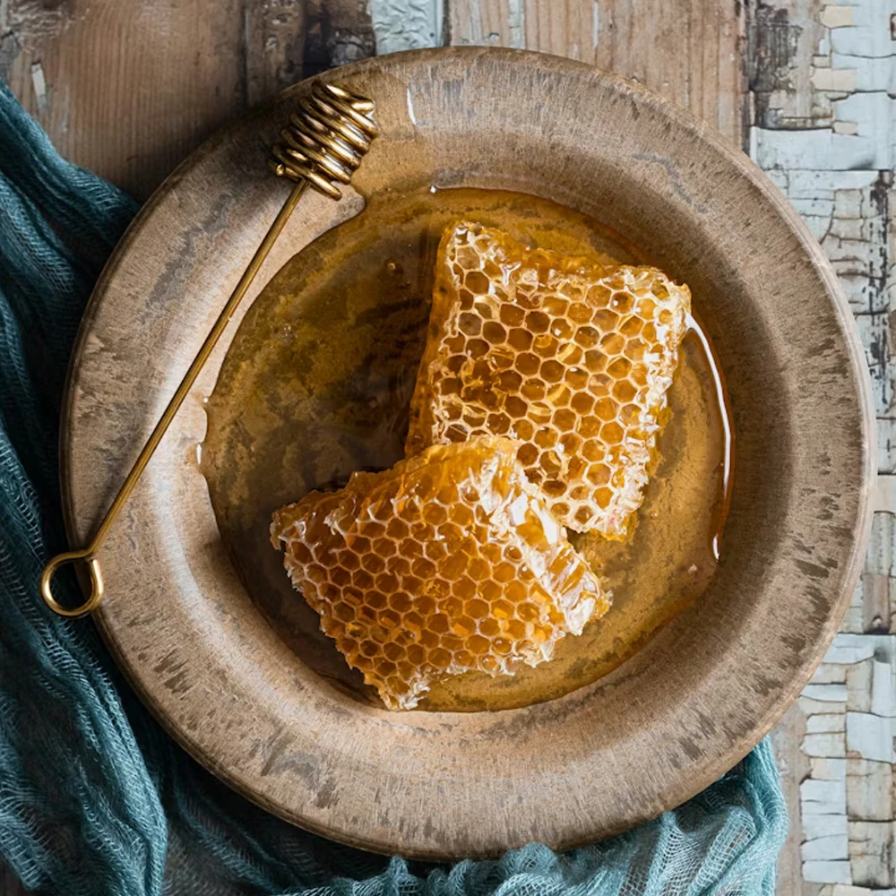 Нота Меда в парфюмерии. Как раскрываются ароматы с медом: мягкая бальзамическая сладость, тягучая восковая плотность и спокойная животная глубина формируют устойчивый тёплый контур композиции.