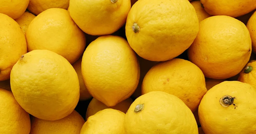 Аромат Лимона: нота в парфюмерии. Запах лимона формирует энергичную, кислую и свежую направленность, подчёркивая динамику композиции.