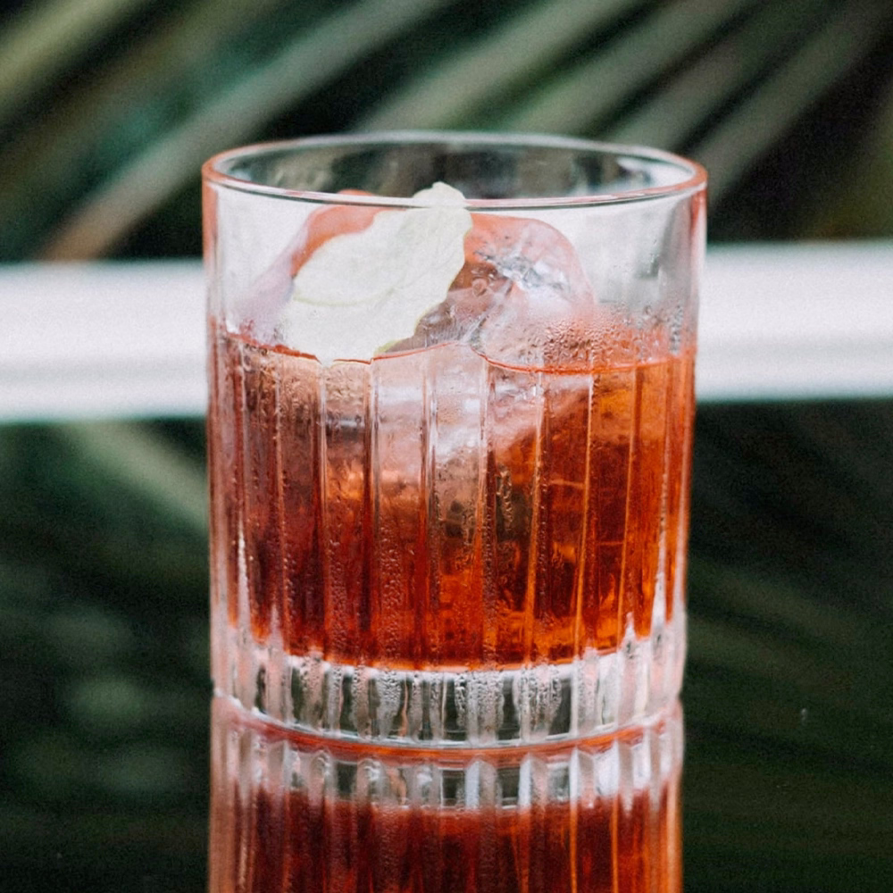 Аккорды: Ром. Ноты в парфюмерии. Запах Рома в композиции передаёт тёплую паточную сладость, древесную влажность и лёгкий спиртовой оттенок. Аккорды: Ром. Ноты в парфюмерии. Запах Рома используется для создания плотного, сладковато-древесного тепла с мягкими карамельными и лактонными нюансами.