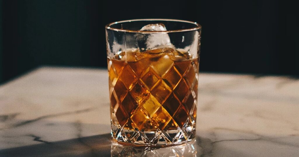 Аккорды: Ром. Ноты в парфюмерии. Запах Рома создает тёплый смолисто-сахарный контур, подчёркивая специи, древесные ноты и бальзамические структуры.